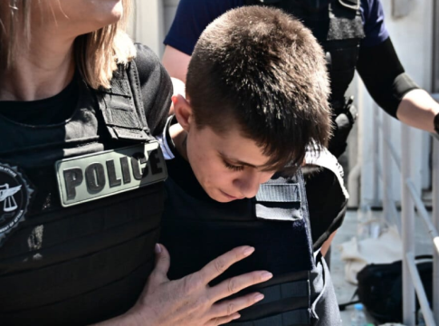 Άγρια επίθεση στη Μουρτζούκου από τη μητέρα του 3χρονου Άγγελου