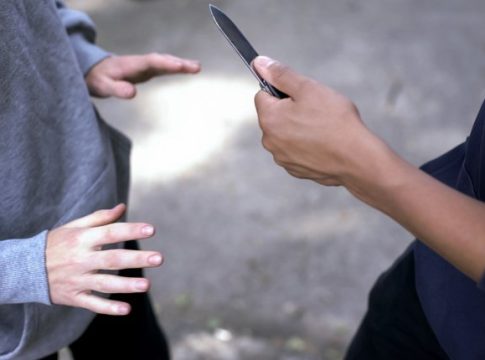 Για απόπειρα ανθρωποκτονίας συνελήφθησαν δύο ανήλικοι για τη συμπλοκή σε προαύλιο σχολείου στο Παλαιό Φάληρο