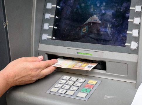 Μόλις έγινε γνωστό: Τέλος οι αναλήψεις χpημάτωv με κάρτα από τα ΑΤΜ-Πως θα βγάζουμε λεφτά από εδώ και πέρα