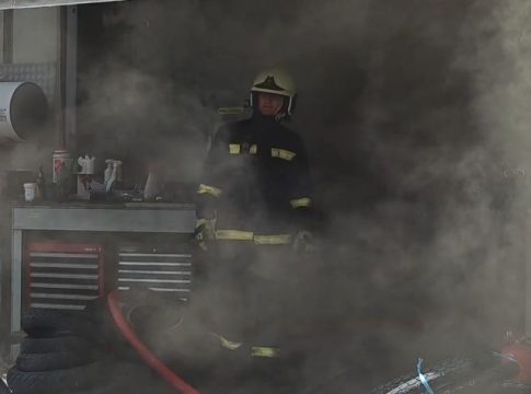 Φωτιά σε κατάστημα ελαστικών στη Μιχαλακοπούλου