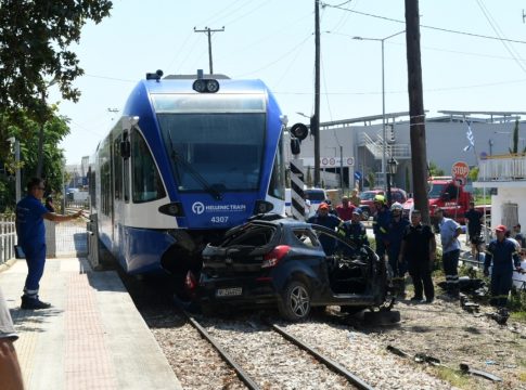 Η στιγμή της σύγκρουσης ΙΧ και Προαστιακού – Βίντεο ντοκουμέντο