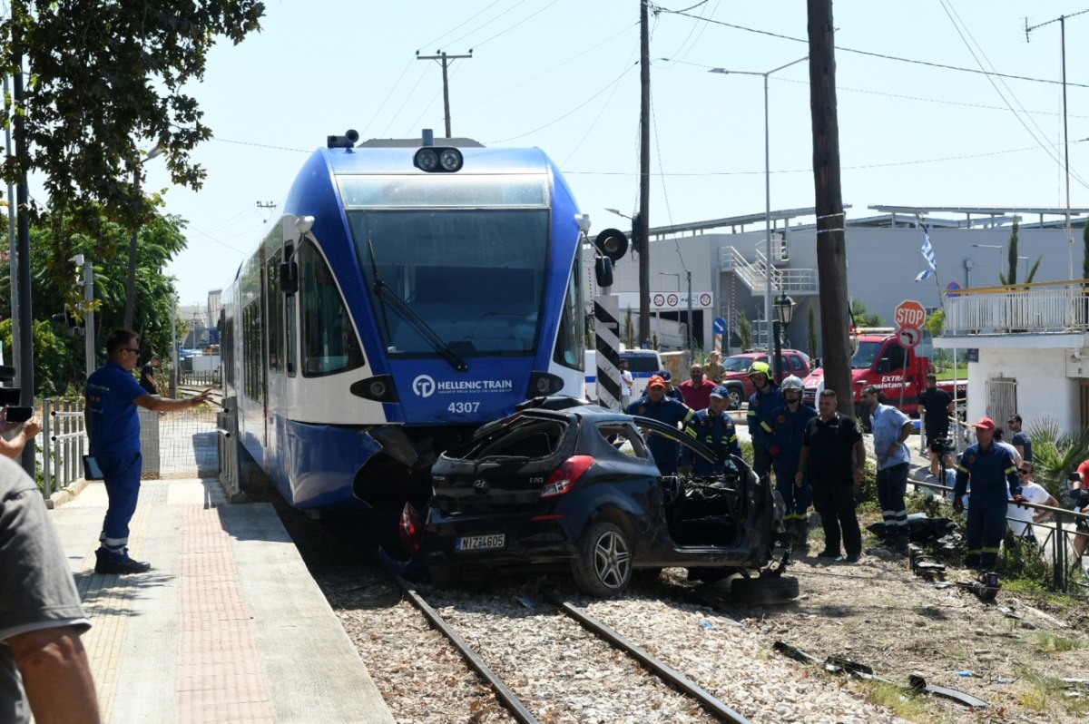 Η στιγμή της σύγκρουσης ΙΧ και Προαστιακού – Βίντεο ντοκουμέντο