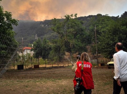 Ανεξέλεγκτη μετά την αναζωπύρωση η φωτιά στον Φενεό Κορινθίας – Μήνυμα του 112 για εκκένωση τριών οικισμών