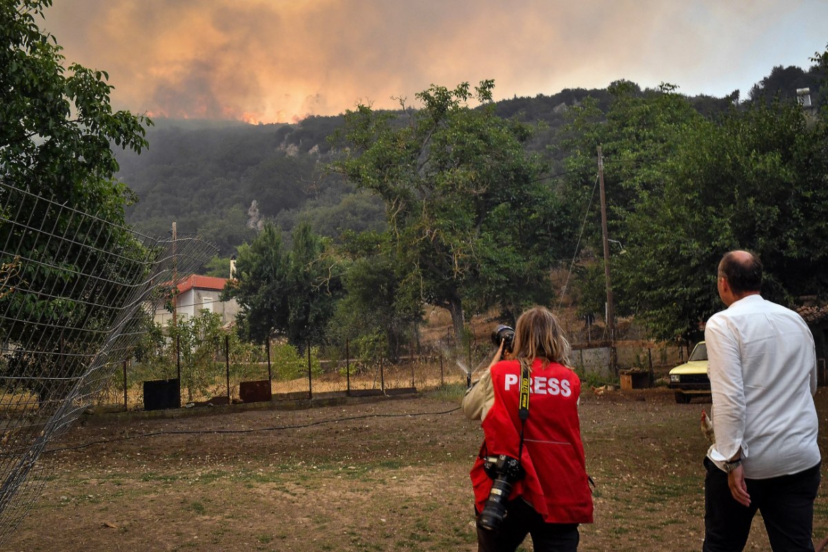 Ανεξέλεγκτη μετά την αναζωπύρωση η φωτιά στον Φενεό Κορινθίας – Μήνυμα του 112 για εκκένωση τριών οικισμών