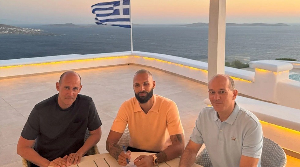 Για πάντα στο Λιμάνι ο Φουρνιέ: Για τρία ακόμα χρόνια στον Ολυμπιακό (pics)
