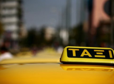 Χειροπέδες σε οδηγό ταξί – Ζήτησε 310 ευρώ για διαδρομή από το Αεροδρόμιο στο Σύνταγμα
