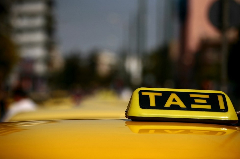 Χειροπέδες σε οδηγό ταξί – Ζήτησε 310 ευρώ για διαδρομή από το Αεροδρόμιο στο Σύνταγμα