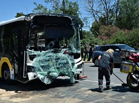 Τροχαίο στη Βούλα: Σύγκρουση δύο λεωφορείων – 47 τραυματίες, ανάμεσά τους 6 παιδιά