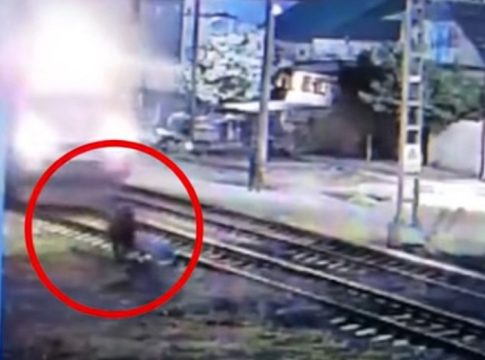 Ρωσία: Περαστικός σώζει άνδρα από διερχόμενο τρένο την τελευταία στιγμή – Συγκλονιστικό βίντεο