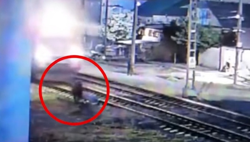 Ρωσία: Περαστικός σώζει άνδρα από διερχόμενο τρένο την τελευταία στιγμή – Συγκλονιστικό βίντεο