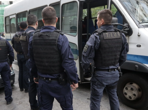 Χειροπέδες σε γνωστό τράπερ για ναρκωτικά! Προσπάθησε να τα ξεφορτωθεί μέσα στο περιπολικό