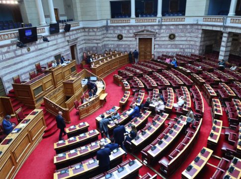 Βουλή: Παραπέμπεται με 157 «ναι» σε ειδικό Δικαστήριο για το αδίκημα της παράβασης καθήκοντος ο Καραμανλής