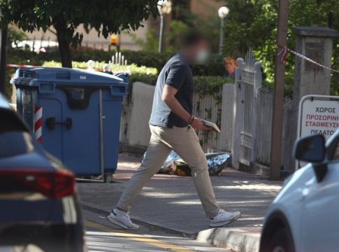 Δολοφονία στην Αγία Παρασκευή – Τον εκτέλεσαν με τρεις σφαίρες στον λαιμό στη μέση του δρόμου (vids)