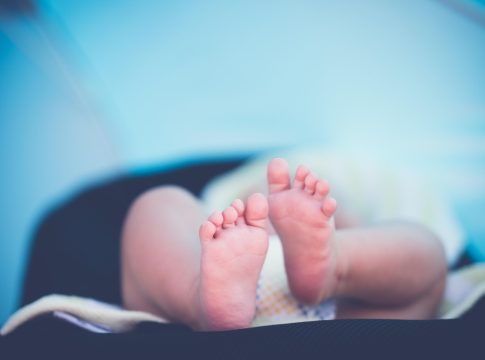 Σκιάθος: Στο νοσοκομείο βρέφος 9 μηνών που κατάπιε δαχτυλίδι και του σφηνώθηκε στον φάρυγγα