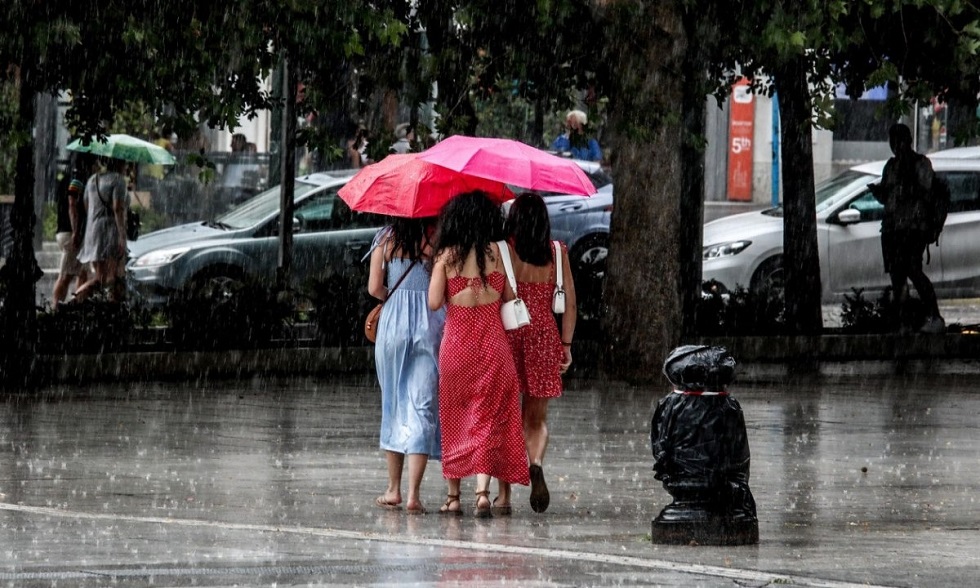 Ισχυρή καταιγίδα στην Αττική: Πού υπάρχουν προβλήματα στους δρόμους