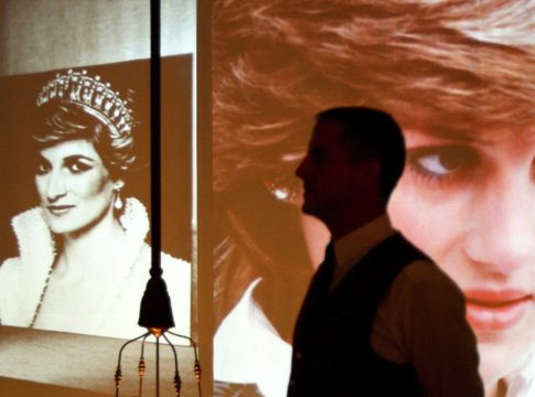 Η μέρα που η Νταϊάνα πήγε στο σπίτι του εραστή της φορώντας μόνο τη γούνα, την τιάρα και τα κοσμήματά της