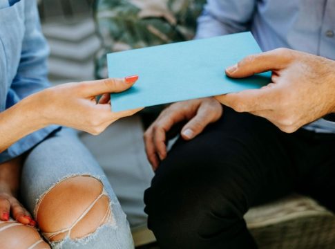 «Κάλλιο πέντε και στο χέρι παρά δέκα και καρτέρι»: Τι σημαίνει η φράση και από πού προέρχεται
