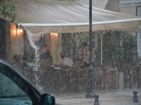 Έκτακτο δελτίο ΕΜΥ: Έρχονται ισχυρές καταιγίδες – Ποιες περιοχές θα επηρεαστούν