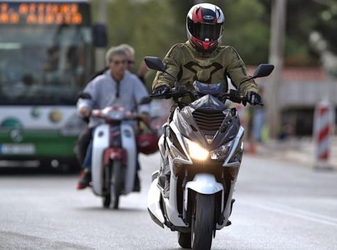 Τροχαία: Χωρίς κράνος ένας στους έξι – Σχεδόν 4.000 παραβάσεις την πρώτη εβδομάδα ελέγχων με τον νέο ΚΟΚ