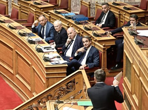 Σκάνδαλο ΟΠΕΚΕΠΕ: Σκληρό ροκ στην Βουλή με πρωταγωνιστές… τον «βασιλιά του σκότους» και το «κακέκτυπο Παπανδρέου»