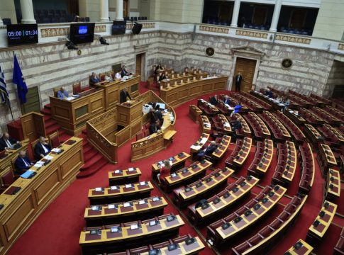 Aπορρίφθηκε η ένσταση αντισυνταγματικότητας για την αναστολή αιτήσεων ασύλου – «Πυρά» αντιπολίτευσης σε κυβέρνηση
