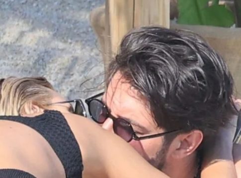 Το φιλί της Λιόλιου στον σύντροφό της, κάτω από τον καυτό ήλιο της Μυκόνου
