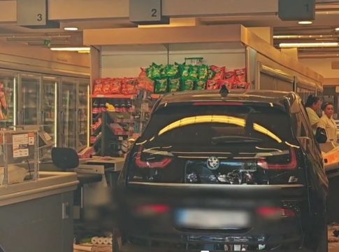 Αυτοκίνητο έπεσε σε σούπερ μάρκετ στη Νίκαια – Στο νοσοκομείο δύο παιδιά και μια υπάλληλος