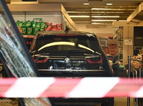 Νίκαια: Πώς «εισέβαλε» το ΙΧ στο σούπερ μάρκετ – Συνελήφθη η οδηγός – Εκτός κινδύνου οι τραυματίες