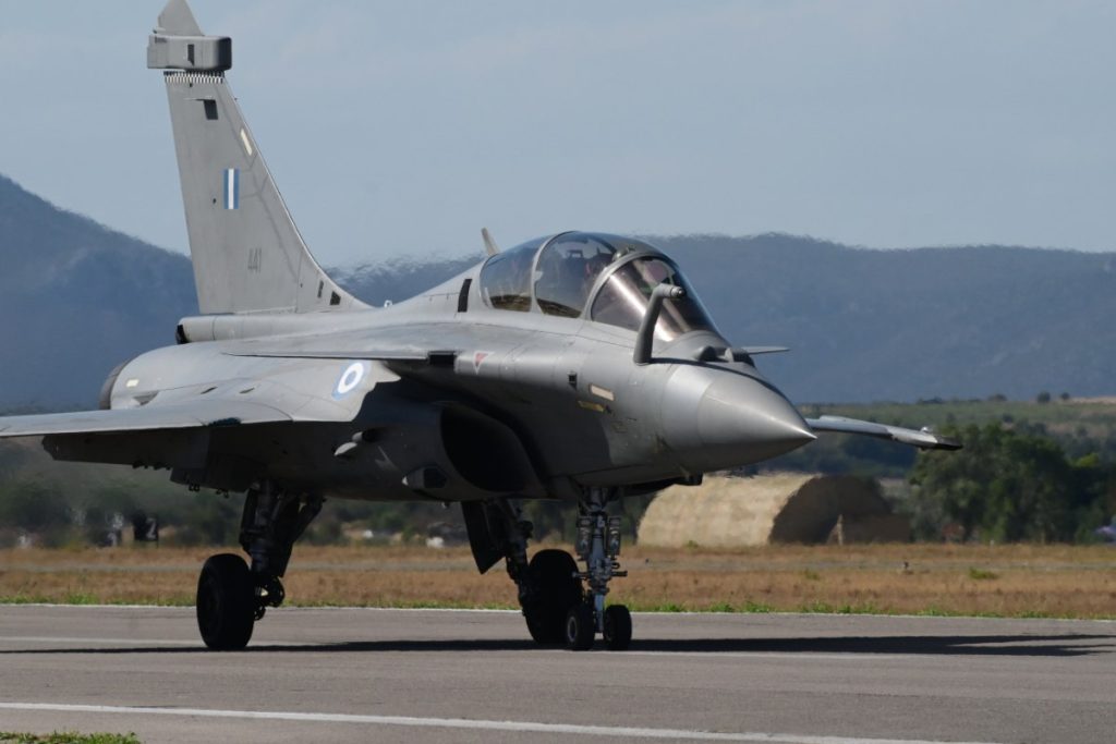 Τανάγρα: Πολεμικά αεροσκάφη φωτογράφιζαν τα άτομα που συνελήφθησαν – Οδηγούνται στον εισαγγελέα