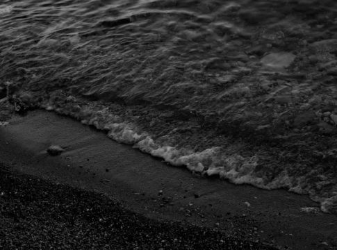 Μυστήριο με το νεκρό κοριτσάκι που ξεβράστηκε σε παραλία – Η νεκροψία θα ρίξει φως στην υπόθεση