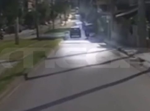 Νέο σοκαριστικό τροχαίο – Όχημα παρέσυρε μηχανή που έκανε παράνομη προσπέραση