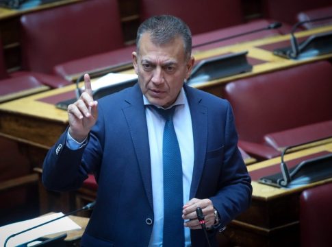 Στη Βουλή το αθλητικό νομοσχέδιο Βρούτση: Μισθός για τον Γκαγκάτση, ποινές για ύβρεις