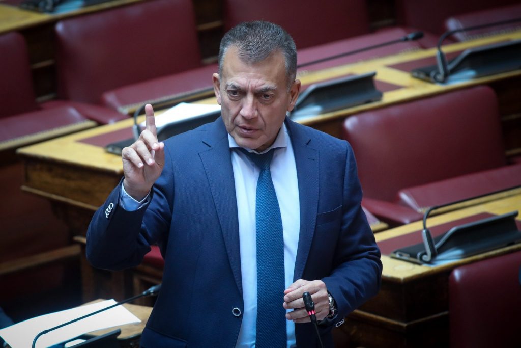Στη Βουλή το αθλητικό νομοσχέδιο Βρούτση: Μισθός για τον Γκαγκάτση, ποινές για ύβρεις