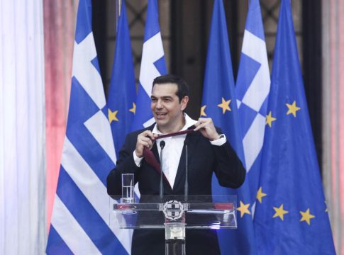 «Το καράβι ξεκόλλησε από τα βράχια» με τη συμφωνία για το χρέος που πέτυχε η κυβέρνηση Τσίπρα