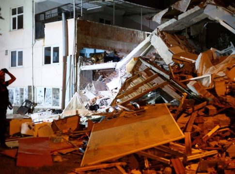 Σεισμός στην Τουρκία: Ένας νεκρός και 29 τραυματίες – Βίντεο από τη στιγμή που χτυπούν τα 6,1 Ρίχτερ