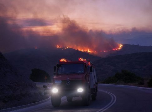 Φωτιές: Δεκάδες πολίτες στα Κέντρα Υγείας Φιλιππιάδας, Θεσπρωτικού – Τραυματίστηκε πυροσβέστης στη Χίο