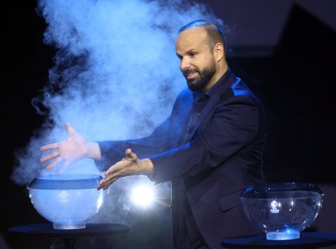 Το φοβερό σόου στην κλήρωση των Europa και Conference League με τον μάγο που εξαφάνισε τα μπαλάκια (vid)