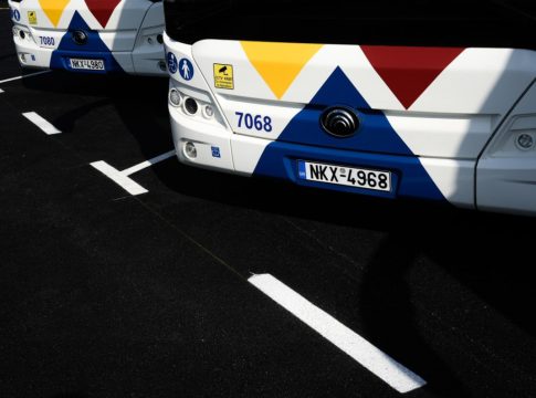 Θεσσαλονίκη: Νεαροί επιτέθηκαν με «νερόβομβες» σε αστικό λεωφορείο (vid)