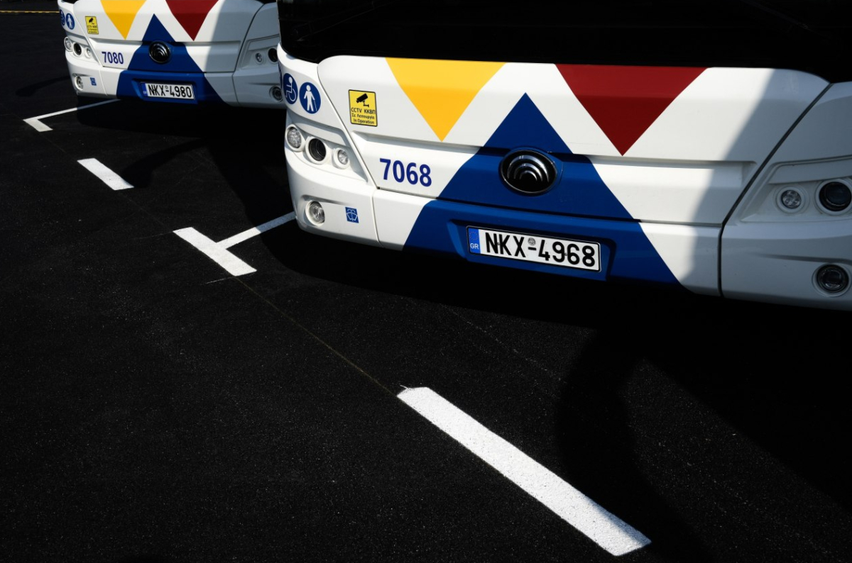 Θεσσαλονίκη: Νεαροί επιτέθηκαν με «νερόβομβες» σε αστικό λεωφορείο (vid)