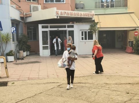 Φωτιά στην Πάτρα: Εκκενώνεται το Καραμανδάνειο και το Κωνσταντοπούλειο γηροκομείο