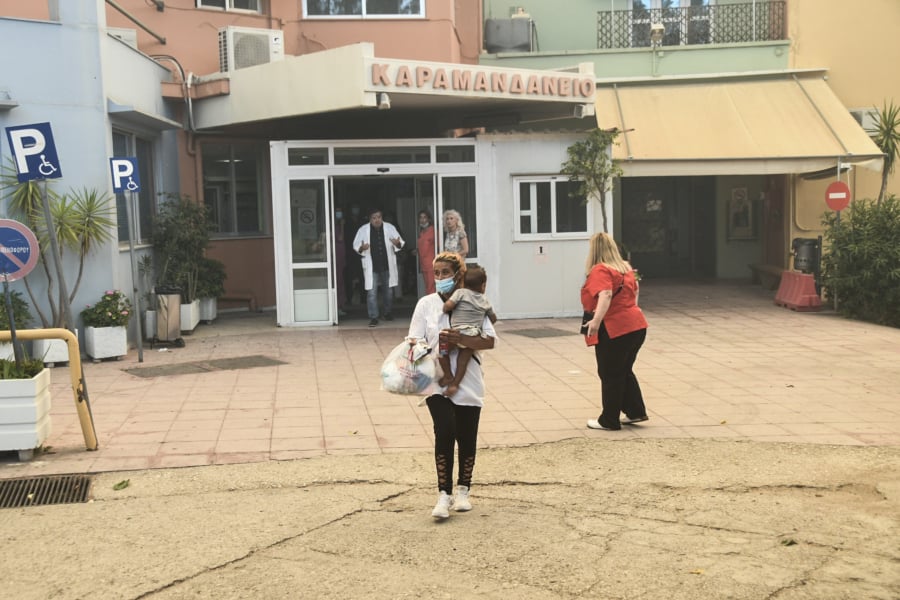 Φωτιά στην Πάτρα: Εκκενώνεται το Καραμανδάνειο και το Κωνσταντοπούλειο γηροκομείο