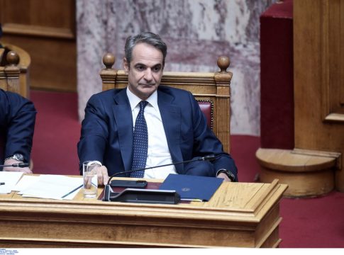 Με την πλάτη στον τοίχο η κυβέρνηση για πυρκαγιές και ΕΣΥ – Ευθύνες Μητσοτάκη «δείχνουν» τα κόμματα