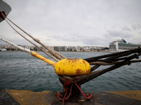 Σορός γυναίκας ανασύρθηκε από τη θάλασσα στο λιμάνι του Πειραιά – Την εντόπισαν επιβάτες πλοίου