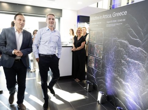 Επίσκεψη Μητσοτάκη στην εταιρεία που κατασκευάζει τους πρώτους ελληνικούς δορυφόρους SAR