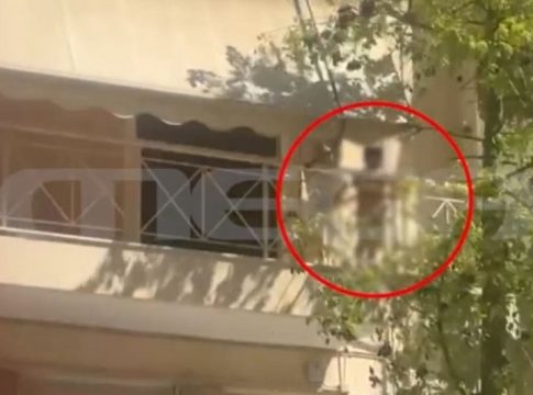 Απομακρύνεται από τη μητέρα του ο 5χρονος που βρέθηκε στο μπαλκόνι