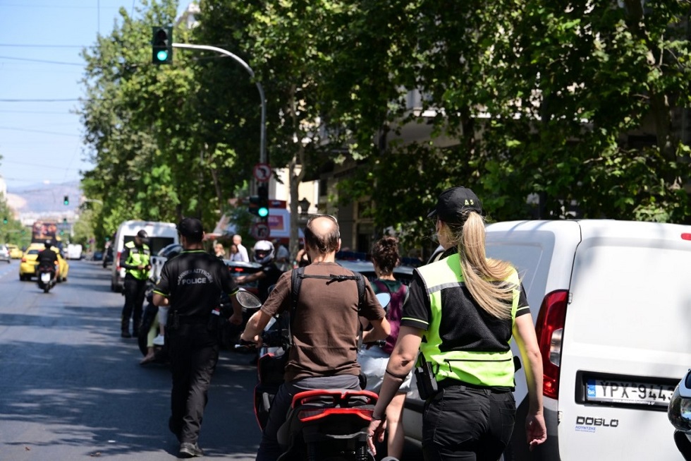 Συνεχίζουν να οδηγούν χωρίς κράνος οι Έλληνες – Πάνω από 2.700 κλήσεις σε μια εβδομάδα