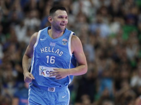 Ο ευφάνταστος τρόπος του μικρού φίλου της Εθνικής για να ζητήσει την φανέλα του Παπανικολάου (vid)