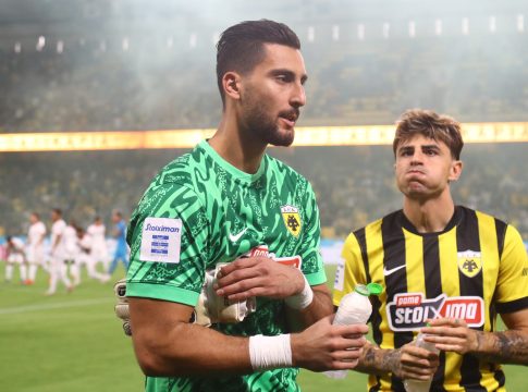 Έσωσε την ΑΕΚ ο Στρακόσα σε τετ α τετ με τον Γκριν (vid)