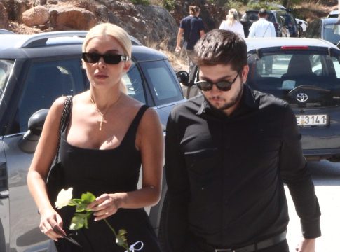 Πλήθος κόσμου στο τελευταίο αντίο στην Αλεξάνδρα Νικολαΐδου (pics)