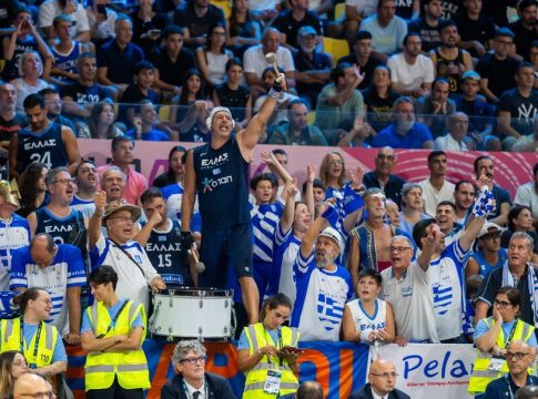 Ο αθλητισμός ενώνει: Το «Forza Polonara» της γαλανόλευκης εξέδρας και η ελληνική απάντηση του Ιταλού (pics)